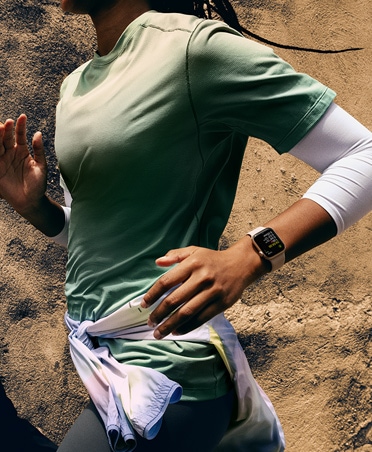Člověk si měří běh na Apple Watch SE 3