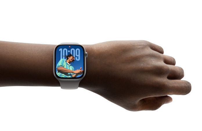 Eine Person trägt eine Apple Watch Series 11 mit dem Fotos Zifferblatt