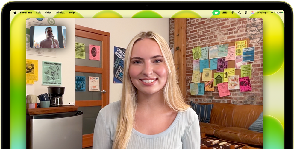 MacBook Neo i färgen citrus, kameran sitter ovanför skärmen, ett FaceTime-videosamtal pågår
