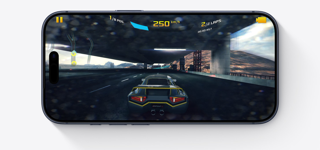 iPhone skats no priekšas, horizontāls, ekrānā tiek spēlēta videospēle