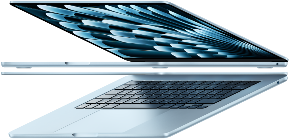 اثنان من أجهزة لابتوب MacBook Air باللون الأزرق السماوي مفتوحان على شكل سهم، فتبرز نحافة التصميم