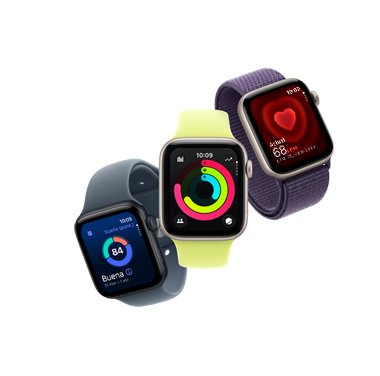 Tres dispositivos Apple Watch SE 3 en fila diagonal hacia arriba. Todos dispuestos hacia el frente, el primero de aluminio color medianoche tiene la Puntuación de Sueño en la pantalla, el segundo de aluminio blanco estelar muestra la pantalla de inicio y la hora, el tercero de aluminio blanco estelar muestra una imagen de un corazón latiendo y datos de los signos vitales.