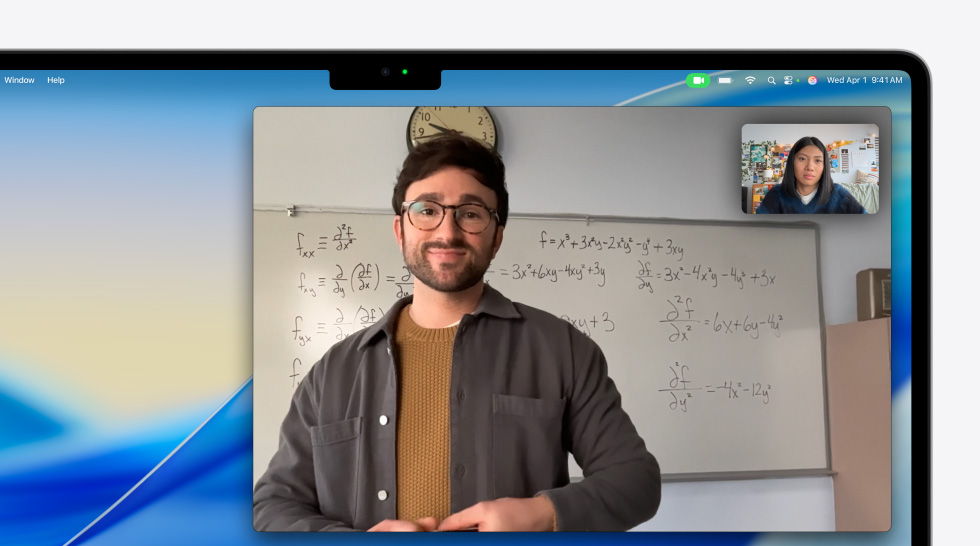 Videollamada en un MacBook Air de una persona hablando con otra, Encuadre Centrado la mantiene en el centro de la imagen, incluso si se mueve