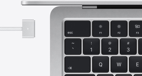 MacBook Air w kolorze srebrnym z dopasowanym kolorystycznie przewodem MagSafe