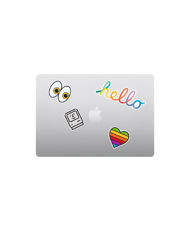 Zamknięty MacBook Air w kolorze srebrnym, widok z góry, wielokolorowe naklejki wokół logo Apple
