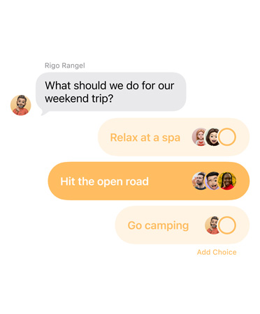 Close-up van de nieuwe enquête-feature in Berichten met mensen in de groepschat die stemmen over de locatie van hun weekendje weg