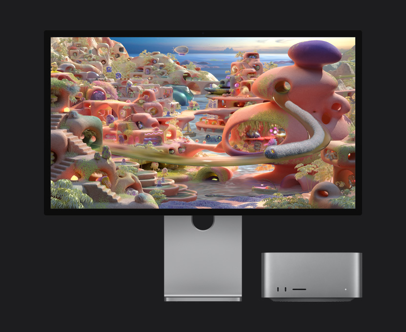 Studio Display XDRに横向きの漫画が表示され、その下にはMac Studioが置かれている。トンネルから出て画面を横切るように動く、虫のような生き物が映し出されている